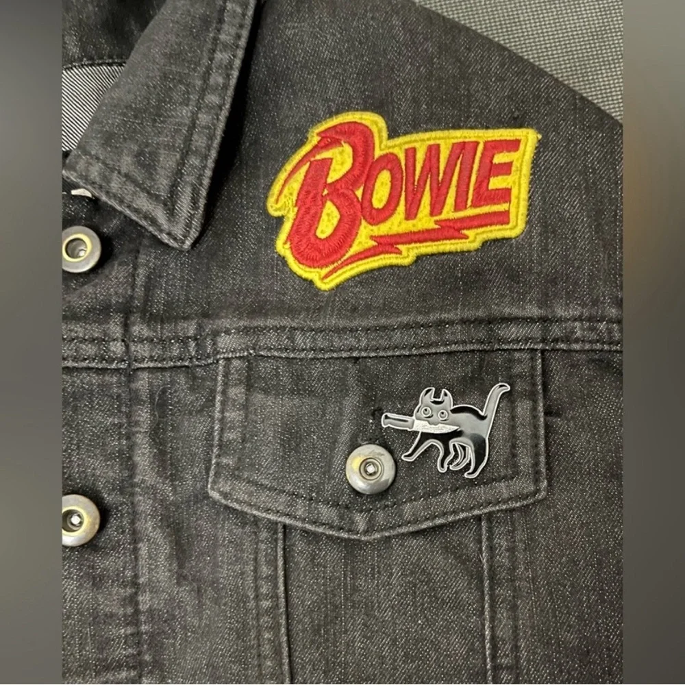 Black Cat With Knife Enamel Pin With Black Mesh Gift Bag Halloween Goth Punk - Picture 2 of 7